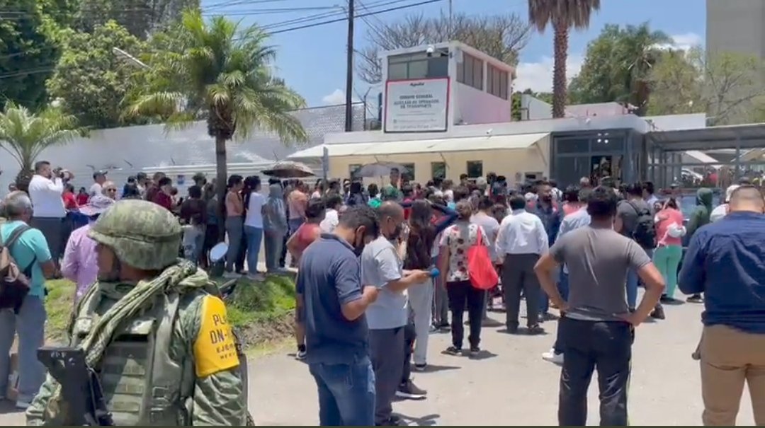 noticiasredmx's tweet photo. #UltimaHora 🚨
Elementos del Ejército y la Guardia Nacional custodian Industrias Tecnos #Catuchos
Esto por una explosión ocurrida hace minutos
Familiares de los trabajadores se encuentran ya en las instalaciones en #Cuernavaca esperando información
#NoticiasRedMX https://t.co/QSoucxxidt