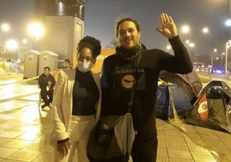 ChacoteroPeru's tweet photo. Rosangella Barbaran de pintar parades y tomarse foto con La Pestilencia a presidenta de la comisión de economía del Congreso ¡¡Vergonzoso!! https://t.co/FlK1DJ03Ak
