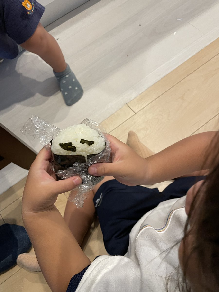 aktk_ipc_s's tweet photo. 朝遅くておにぎりで乗り切ろうとしたら
すみっコぐらしのかわいいおにぎりがいいの
ってぐずりだして
まじで時間がなかったから
ダメ元で
「ぼくジャスタウェイ！仲良くしてね！」
って破片くっつけたおにぎり渡したら
「こんにちは。ジャスタウェイ」
だってさ
乗り切った https://t.co/1HERSO7wo7