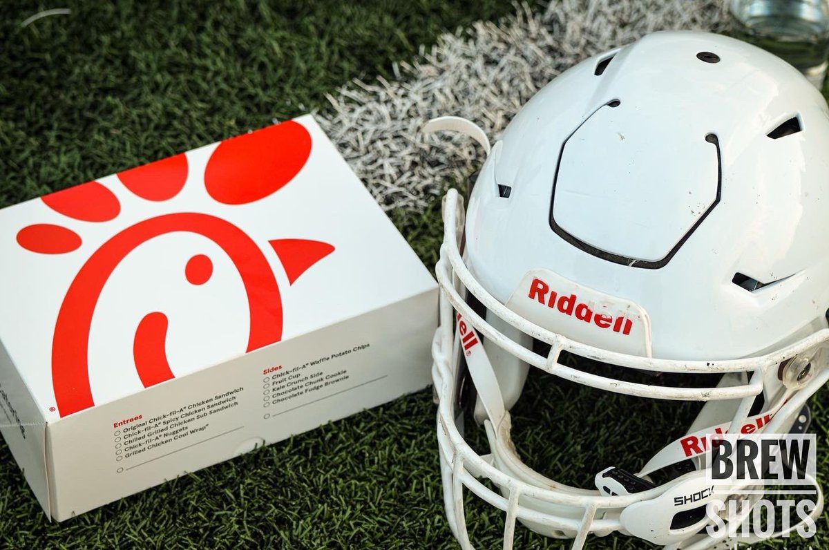 MeadFootball's tweet photo. Football and Chick-fil-A just belong together. @ChickfilA #HighSchool #HighSchoolFootball #ChickFilA #Chicken #FamilyMeal #MaxPreps #ColoradoPreps #WeAreMEAD #StVrainStorm https://t.co/UDOTR7syDI