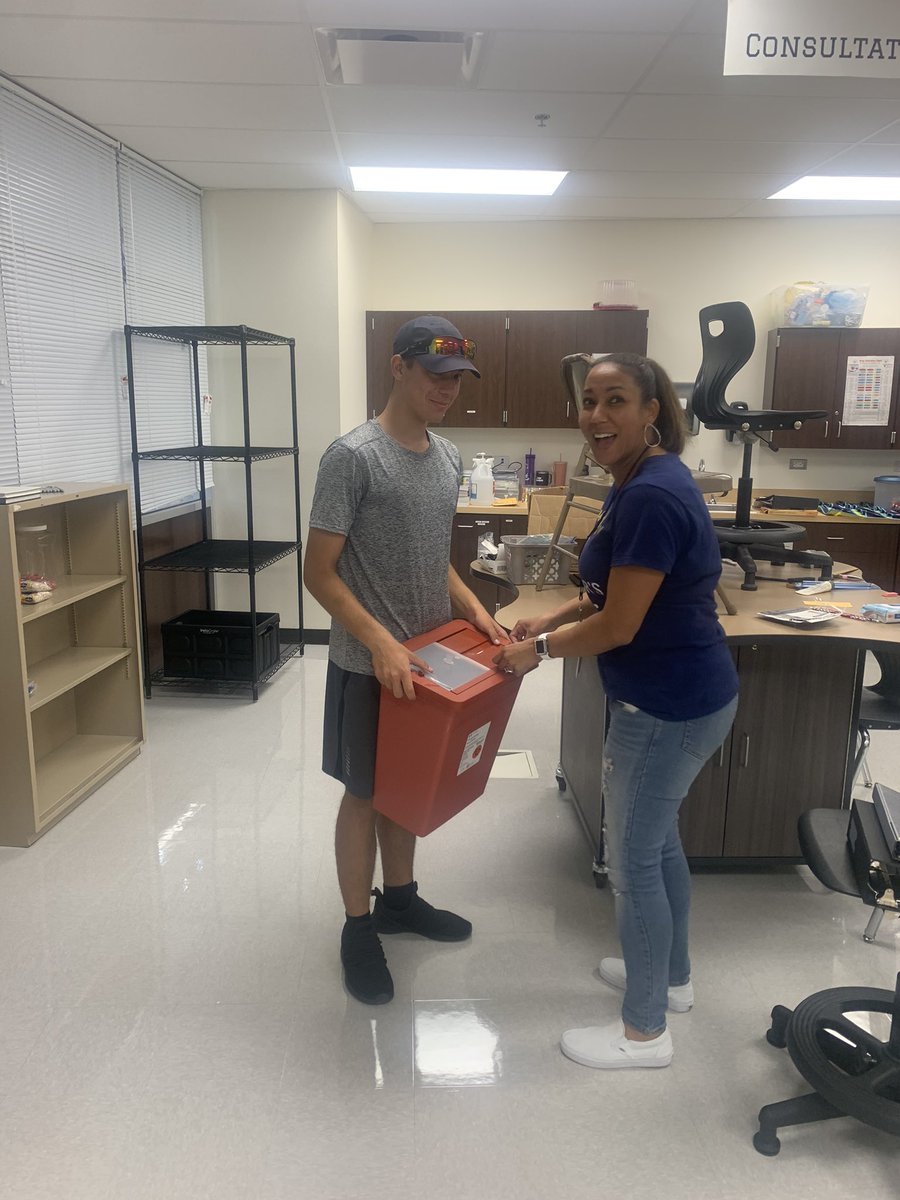 MatadorTennis's tweet photo. Rackets up to our Matador Tennis players that volunteered@to help move in teachers @SeguinHSTx 

They were led by team captains Alyanna R. &amp; Paul S. 

Thank you @e_Mcmillian for helping provide lunch along with Coach Duong. @SeguinISD @SeguinSportsBC @SamRamos74 @seguingazette https://t.co/9vvPidJxB1