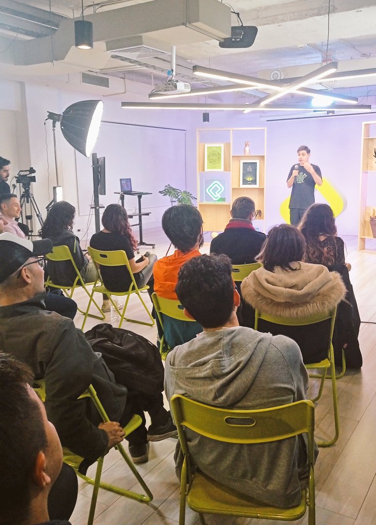 ccespedesvc's tweet photo. @cescorde en #EnglishTalks de @PlatziAcademy junto a estudiantes de la comunidad, otros teachers y transmitiendo en vivo. 💚📢🔥 https://t.co/zcEu2zOi4O