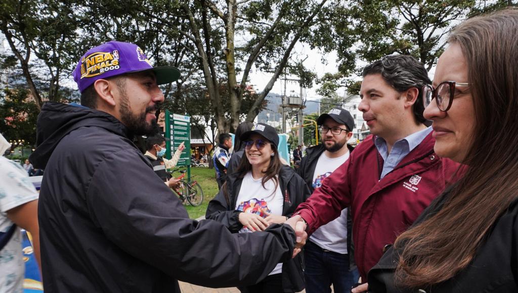 SeguridadBOG's tweet photo. Durante la campaña #ViveResponsable, el Secretario @anibalfds recorrió la Zona T para verificar las acciones que promocionan los bares y gastrobares del sector para promover el consumo responsable.
Seguimos trabajando para fortalecer la seguridad y la convivencia en Bogotá. https://t.co/atUqQUCkEu