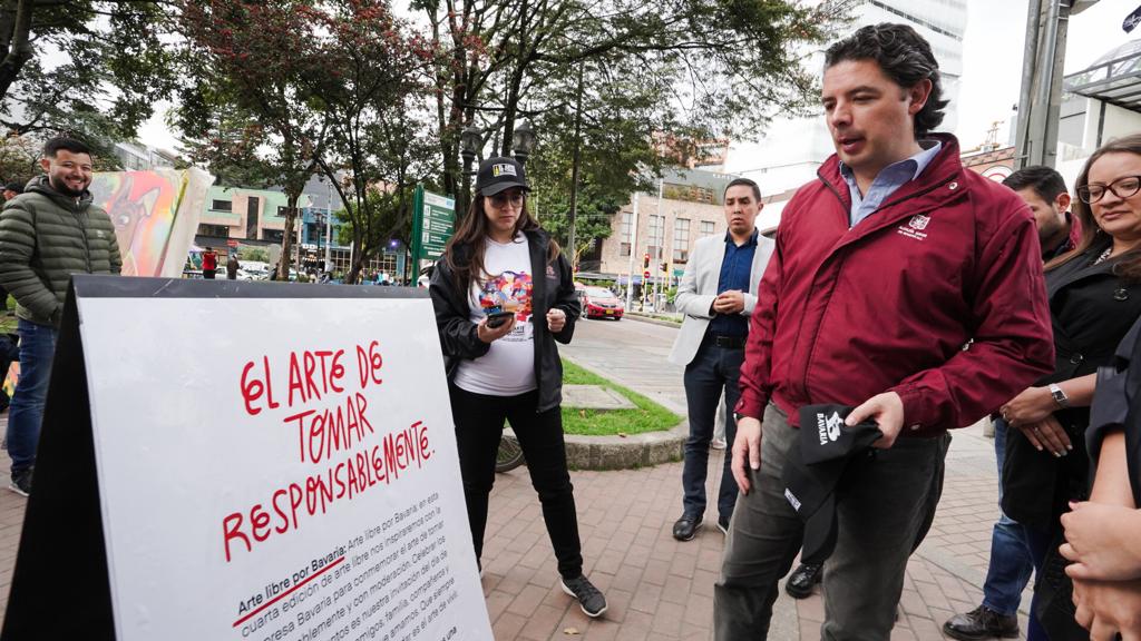 SeguridadBOG's tweet photo. Durante la campaña #ViveResponsable, el Secretario @anibalfds recorrió la Zona T para verificar las acciones que promocionan los bares y gastrobares del sector para promover el consumo responsable.
Seguimos trabajando para fortalecer la seguridad y la convivencia en Bogotá. https://t.co/atUqQUCkEu