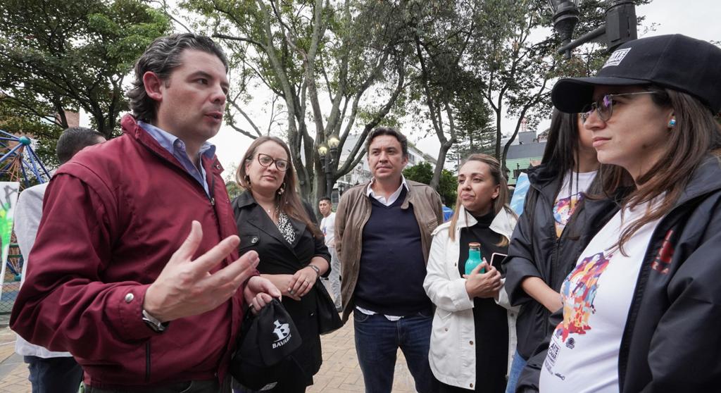 SeguridadBOG's tweet photo. Durante la campaña #ViveResponsable, el Secretario @anibalfds recorrió la Zona T para verificar las acciones que promocionan los bares y gastrobares del sector para promover el consumo responsable.
Seguimos trabajando para fortalecer la seguridad y la convivencia en Bogotá. https://t.co/atUqQUCkEu