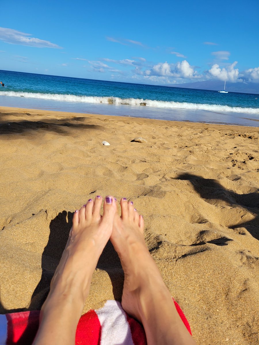 BeckyDollins's tweet photo. Back from vacay!  Day 5 of legs and thighs challenge today!  I have not posted but walked a ton of steps in Hawaii and did days 1-4 of this new legs challenge!  #beastmodebionicbeck #noexcuses #goals #imstrongenough #16seconds #heretodaygonetoMaui @nkcs_wellness @riveraprek https://t.co/Sv3J3UWFoV