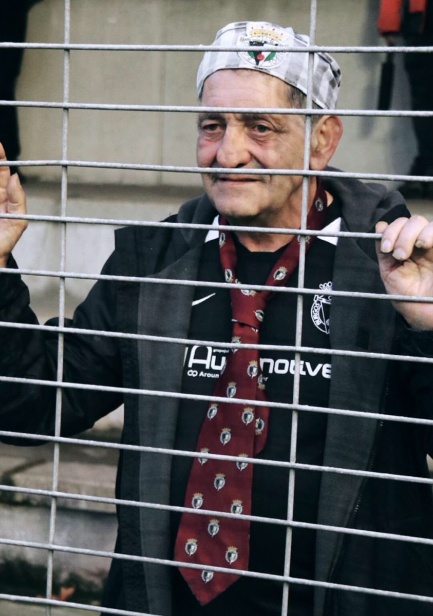 LhdaMaterial's tweet photo. Siempre serás leyenda de nuestro club y el fútbol de la ciudad.
Gracias por enseñarnos a defender el escudo cómo solo tu hacías.

Que la tierra te sea leve Pine.
🖤🤍 https://t.co/KhT0oO5L9s