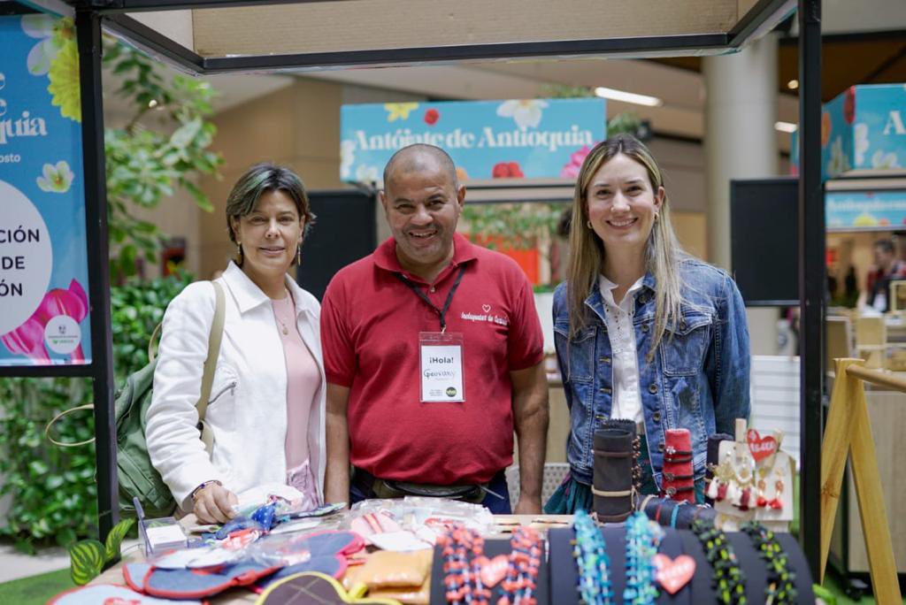 DaniTrejoR's tweet photo. Ellos, nuestros empresarios son el motor de nuestra economía y el orgullo de Antioquia 😍🌼 #CompraLocal #AntójateDeAntioquia https://t.co/cFfP9sCXkC