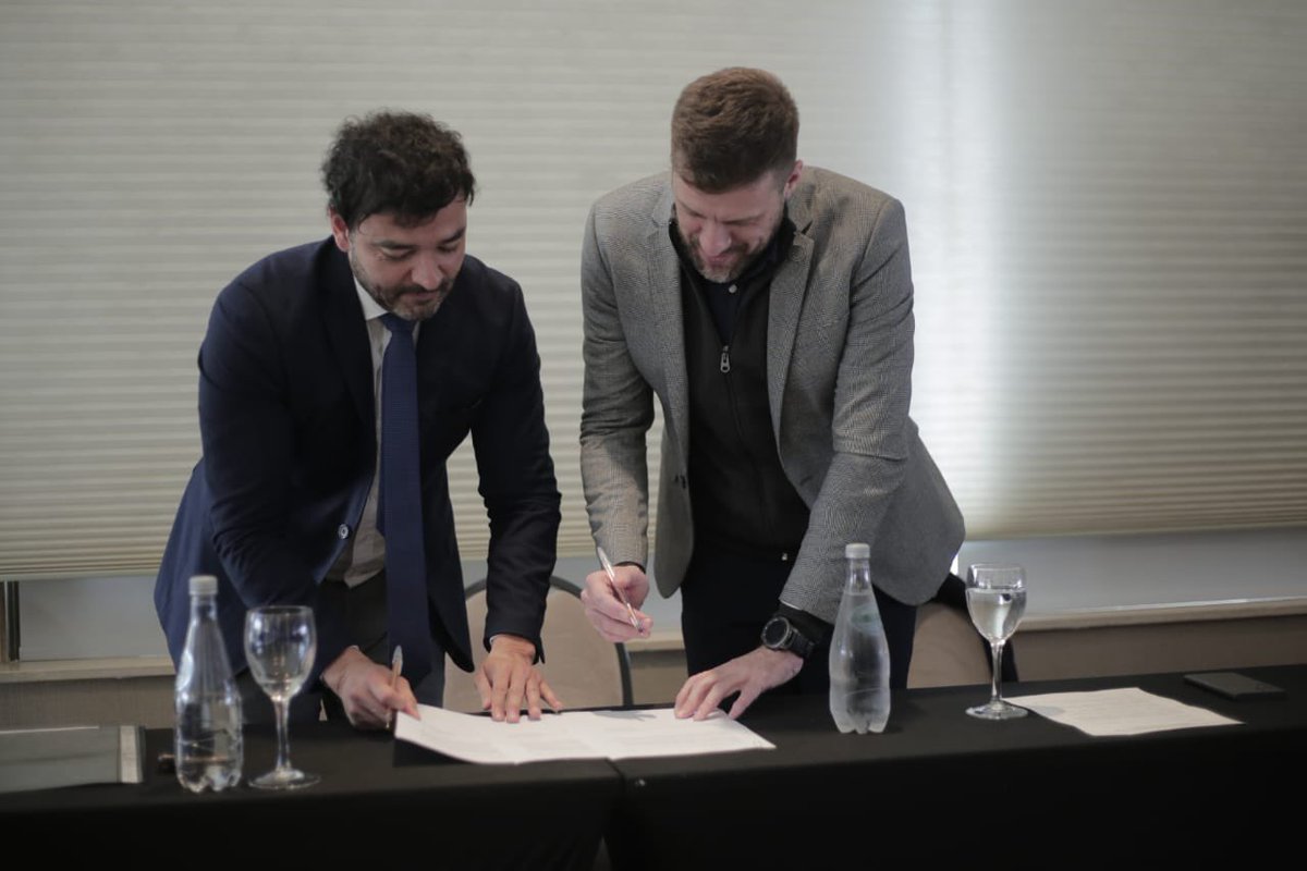 GroomingArg's tweet photo. 🇦🇷✍️ Celebramos un convenio con @suvicoarg, a través del Sec. General, Gustavo Pedrocca, con el objetivo de dinamizar acciones de prevención en #Cordoba frente al #Grooming. 

🗣 @HernanGNavarro dialogó con distintos medios para fortalecer el grado de conocimiento en la sociedad. https://t.co/chFifLBC4j