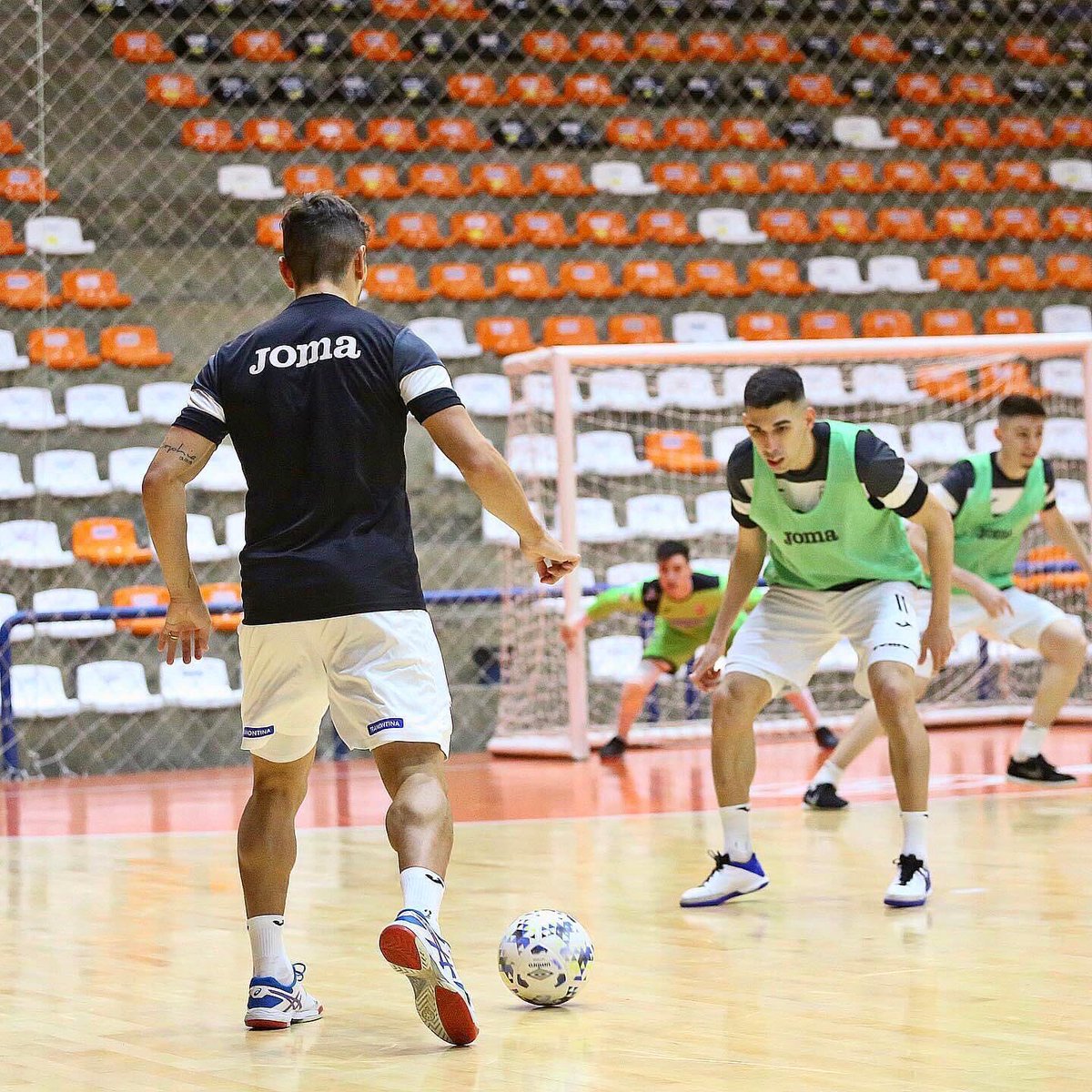 Base de Chapecó 😄 boraa meu irmão 👊🏼

Amanhã é dia de ACBF!!!

Em casa, as 19h pela <a href="/lnfontime/">LNF</a> 

🆚 <a href="/MinasTenisClube/">Minas Tênis Clube</a> 

VAMOS LOTAR TORCEDOR LARANJA 💪🏼🍊🛠

#alegria #training #acbf #m17hyuê #lnf #futsal