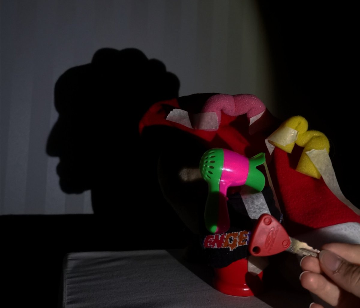 Never thought I'd need Barbie's hair dryer to make a silhouette of <a href="/RuthieConnell/">Ruth Connell ♛</a> but here we are 🤷🏻‍♀️ #GISH