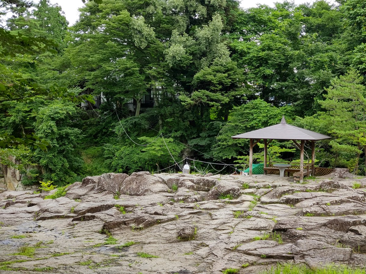 holisys's tweet photo. 厳美渓の「空飛ぶだんご」
こちら側で籠にお金を入れて合図すると、対岸から団子を籠に入れて送ってくれます。 https://t.co/EKopq2nMCA