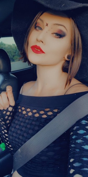 The witch is going out tonight 🖤 Would you go with me? Or do I have to put a spell on you?  #witchy #vibes<a href="/tag/vibes"class="tags"><span>#vibes</span></a><a href="/tag/witchy"class="tags"><span>#witchy</span></a>