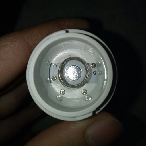 taeoxocart's tweet photo. hello since we speculate na magkaka the link in manila, a lot are panic buying ng lightstick. i’d like to share how i authenticate if original or fake yung neobong. i learned this way back 2019, laganap kasi fake noon. 

orig                               fake

+ https://t.co/QbxJk1bEjj