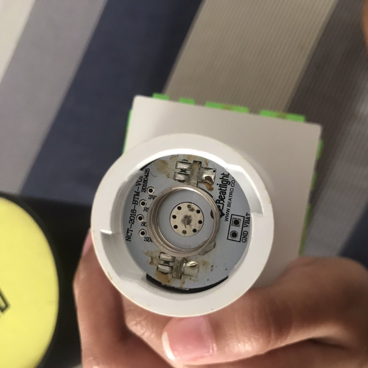 taeoxocart's tweet photo. hello since we speculate na magkaka the link in manila, a lot are panic buying ng lightstick. i’d like to share how i authenticate if original or fake yung neobong. i learned this way back 2019, laganap kasi fake noon. 

orig                               fake

+ https://t.co/QbxJk1bEjj