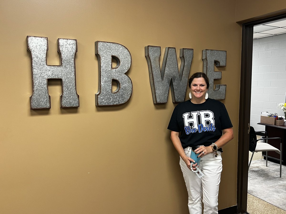 First stop today was in White House at H.B. Williams. Loved the welcoming atmosphere as we walked the halls this morning. @trenadyf was even willing to give up her umbrella for me! <a href="/bluedevilstoo/">HB Williams</a> <a href="/AmandaRippy/">Amanda Rippy</a> @jhesson83 <a href="/EstepCherie/">Cherie Estep</a>