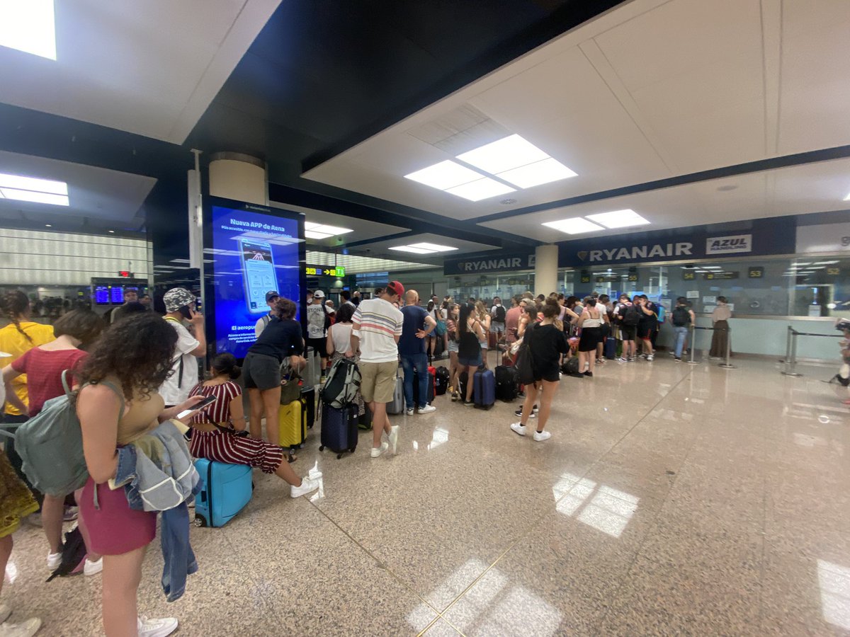 twittself's tweet photo. Hola @Ryanair_ES! + 150personas  tiradas en la T2 de BCN esperando una solución para vuestras cancelaciones último minuto. Hay familias con niños, trabajadores que durante todo el año se esfuerzan para disfrutar unos días de vacaciones. ¿Cuando acabará esto? https://t.co/yC2YCqoBQ4