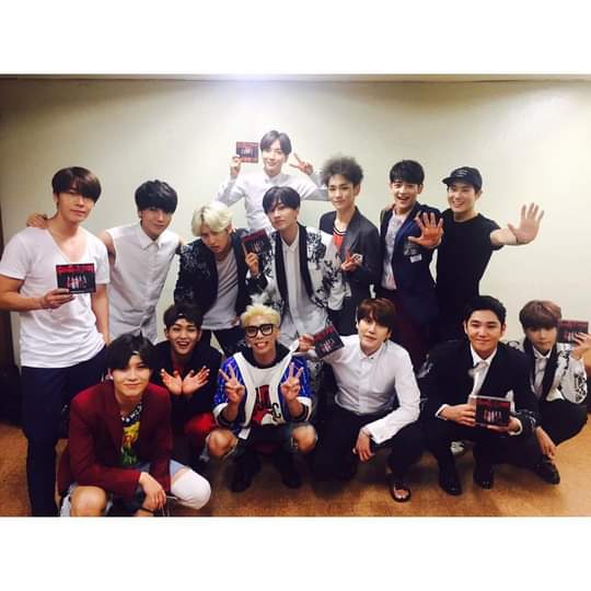 pukis89's tweet photo. #Elf y #Shawol junt@s en las alegrías y tristezas. 
Estamos contigo #HyukJae #Eunhyuk #SuperJunior 💎💙 https://t.co/eqJfxqPw7i