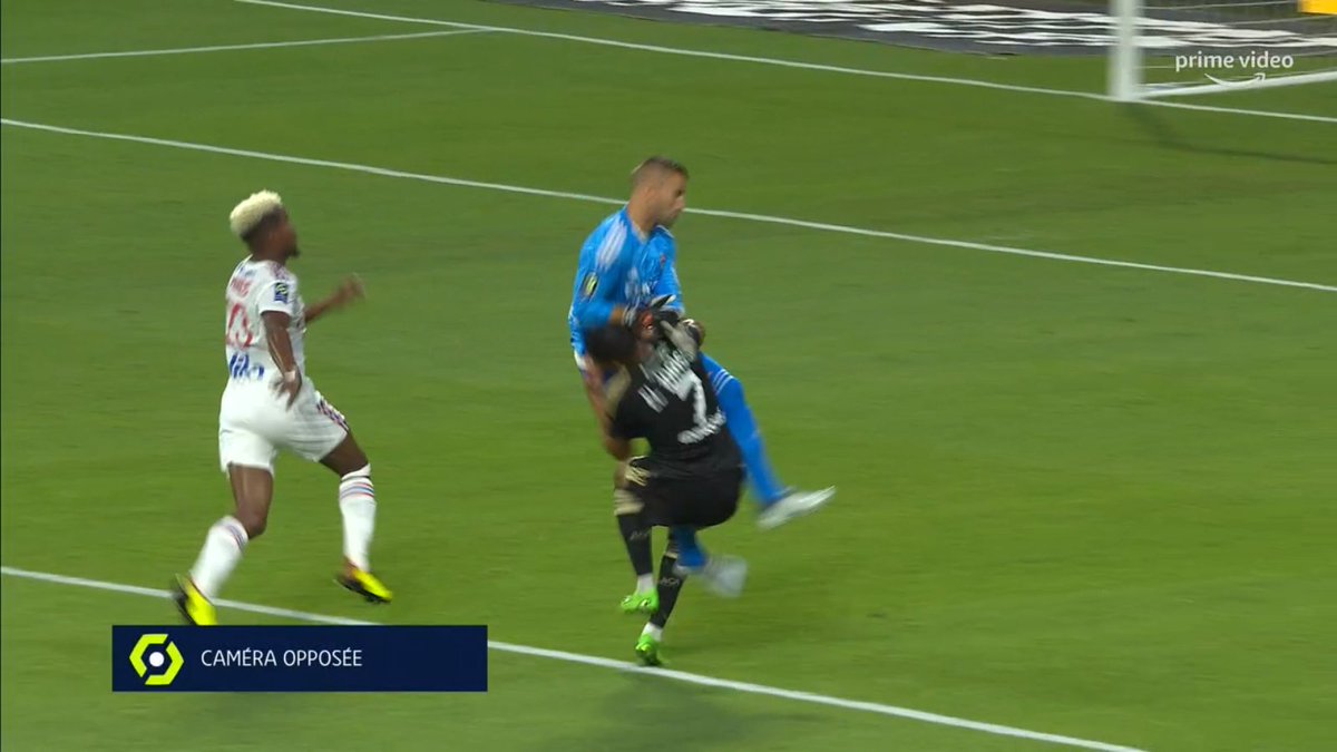 EspoirsduFoot's tweet photo. Petite question sur les sorties kamikazes de Lopes. 

C'est un joueur violent qui y va pour faire mal ou c'est tout simplement un gardien qui n'a aucune intelligence de jeu et qui ne sait pas anticiper les mouvements de ses adversaires ?

Les deux réponses sont aussi graves ! https://t.co/GBWoRCbXUF