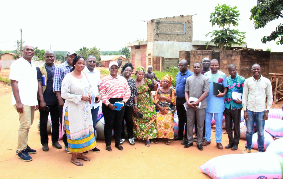 PNUDBenin's tweet photo. #VisiteDeProjets
Echange avec les acteurs du Projet de Développement de l’Agrobusiness au Bénin #PDAB au siège de l’ATDA 6 à Pobè sur les réalisations du projet.
✅113 bénéficiaires dont 18 femmes appuyés
✅60 promoteurs agricoles formés en gestion d’entreprise https://t.co/7tYXCPDWd2