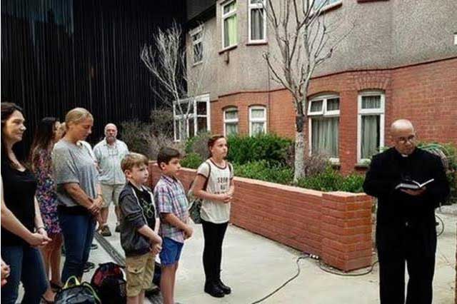 Unatalpelirroja's tweet photo. Sabias que cada vez que se graba una película del conjuro un padre debe ir a bendecir los lugares donde se grabara cada escena. A toda la producción y a los actores? https://t.co/fELthNshsl