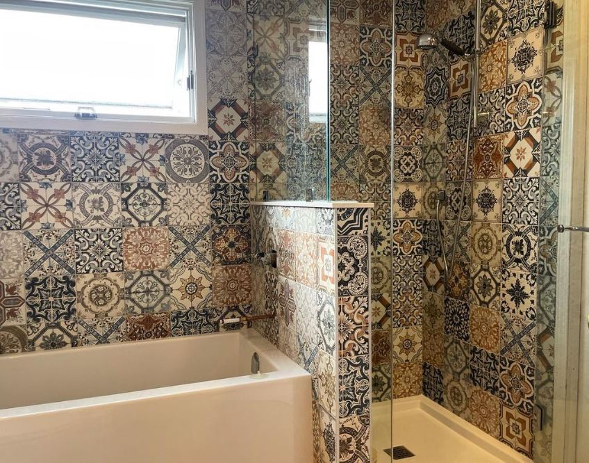 tilestonesource's tweet image. An ambitious and unique look for this brand new bathroom 💥 Product: Marrakesh Color Mix 8x8