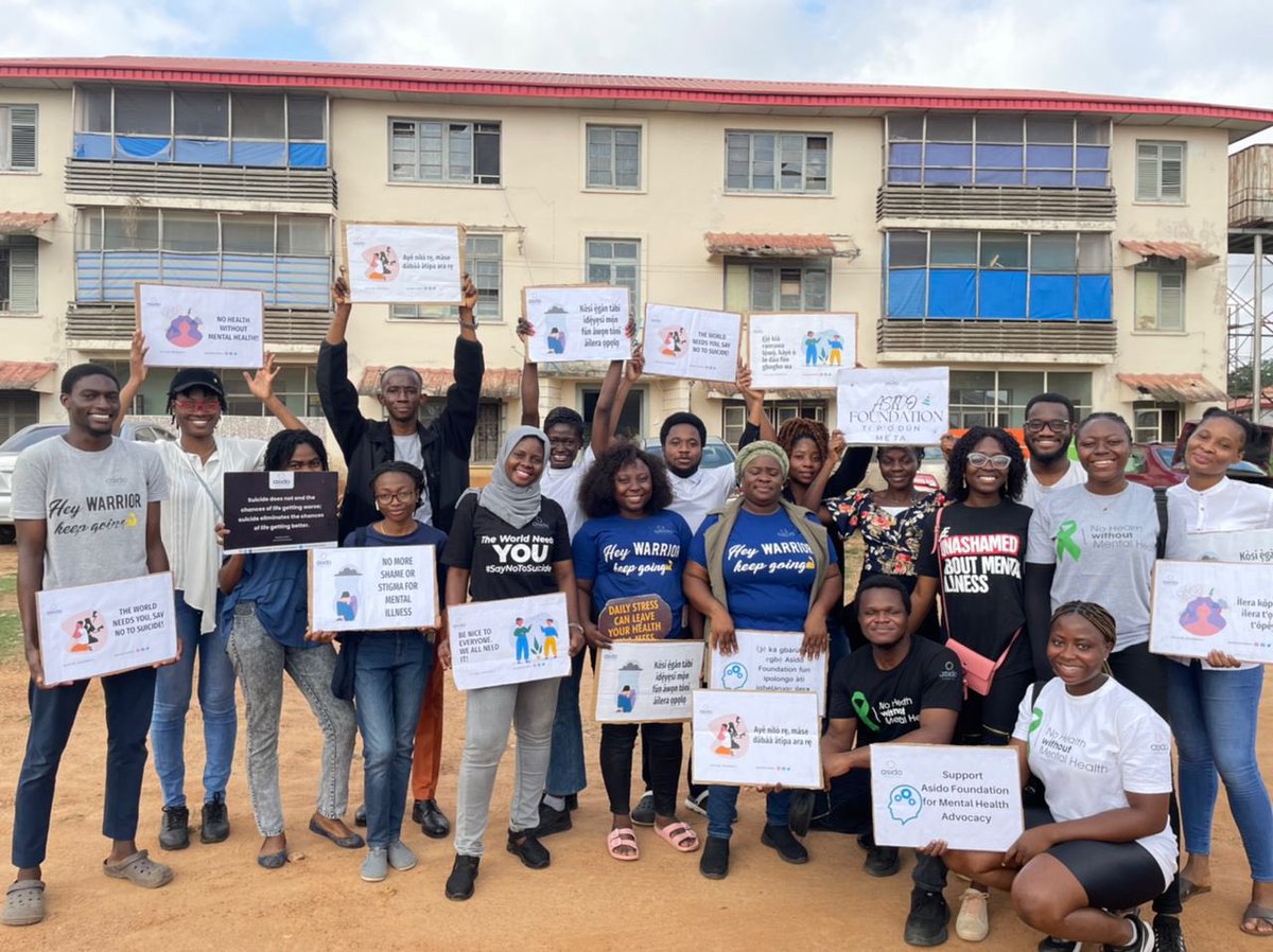 Asido at 3 was celebrated with a week of amazing events and Today being the last day, we organized a street/Traffic campaign where we had  members of the Asido Foundation carry placards with different messages about mental health. With these placards we stood on major roads.