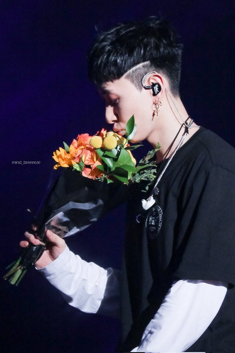 MDB1228's tweet photo. Hyukjae, mọi thứ rồi sẽ ổn thôi. Ba anh, ông ấy tự hào vì có người con trai tuyệt vời như anh. Bọn em luôn ở đây, sát cánh cùng anh. Hãy sẽ chia cùng nhau. Đừng đau buồn một mình nhá, mọi người luôn bên anh.
#AllRiseSilver #Eunhyuk https://t.co/UkoJvCAXiU