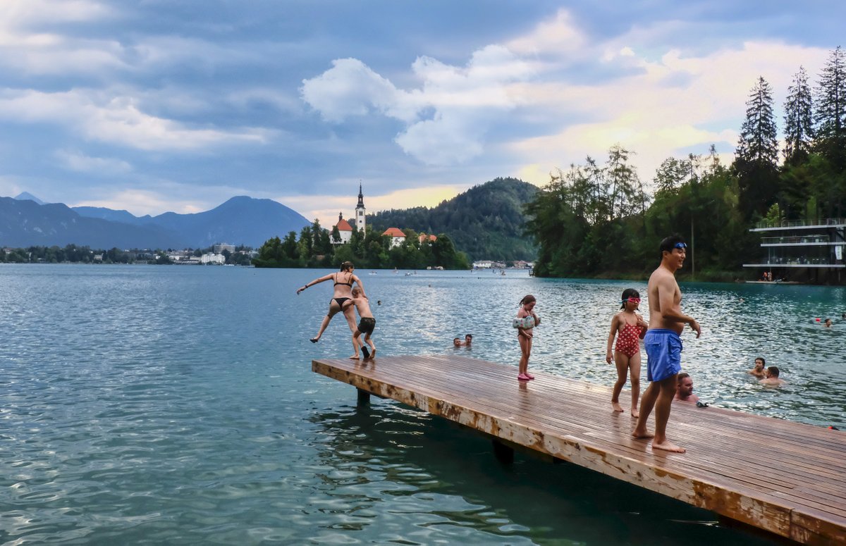 marcosecchi's tweet photo. This is Bled too.
.
#Bled #slovenia #slowtravel #visitljubljana #leica #niftyfifty #ljubljanamoments #sunset #twilight #igslovenia #lakebled #visitljubljana #ifeelslovenia #visitbled #leica #niftyfifty #lake #sunset #twilight #ifeelslovenia https://t.co/cLQV12M8Ej