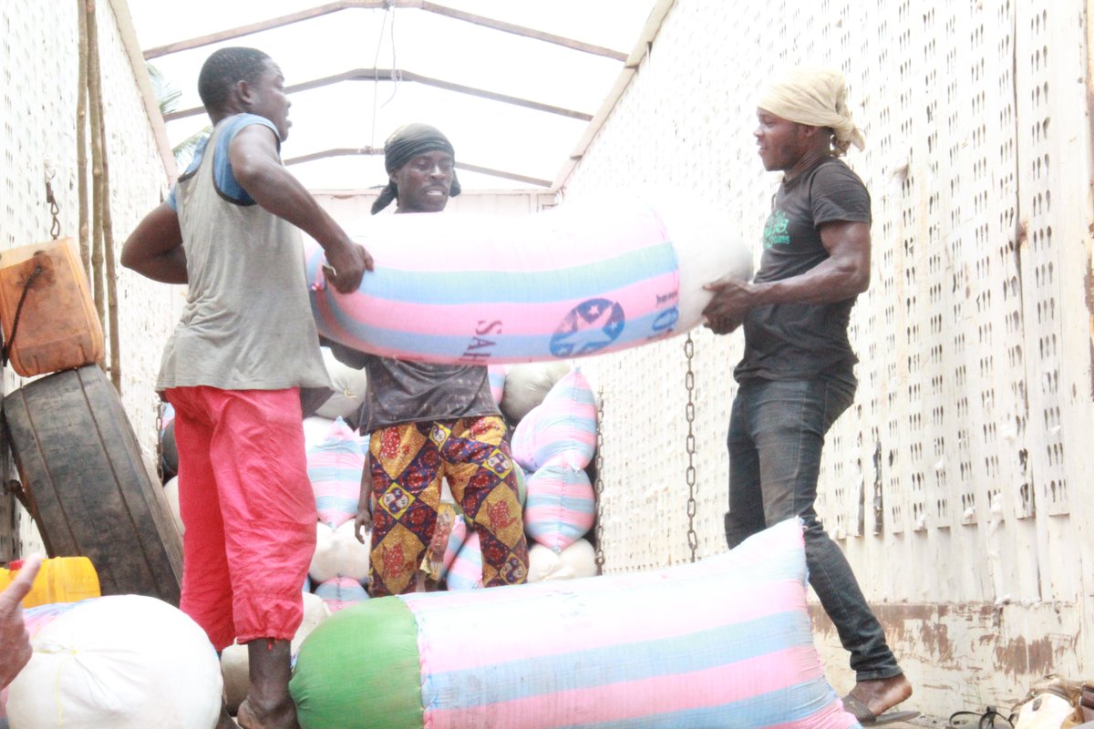 PNUDBenin's tweet photo. Le #PDAB a appuyé la mise en place de 5 clusters agricoles au niveau de l'#ATDA pôle 6 à l’élaboration de leur plan d’actions dont la coopérative Iretinbè, spécialisée dans la transformation du manioc en gari. Visite du site de vente groupée des produits. https://t.co/01gb06e1Db