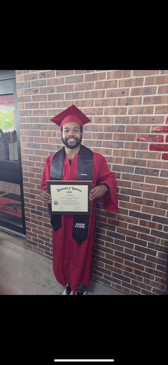 twesssttt3's tweet image. The best feeling in the world is knowing your parents are smiling because of you #RIPMOM