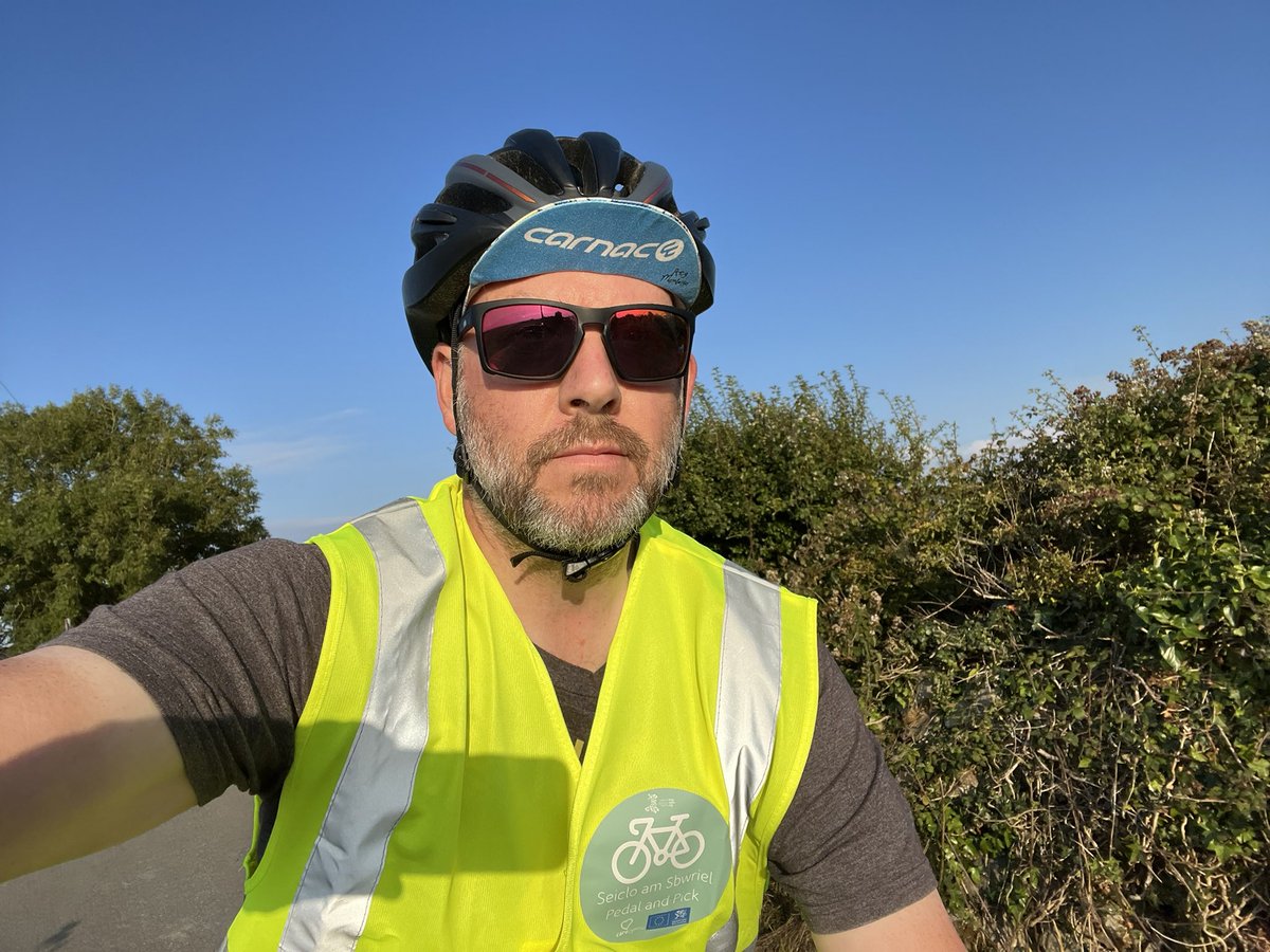 Bechdankaus's tweet photo. @Keep_Wales_Tidy Pick and Pedal #ride1 - Penmynydd pilot scheme running for the next 6 weeks on #YnysMôn half a bagful of mostly recycling cast off &amp; a few of the regular offenders https://t.co/msYQ1VodKX