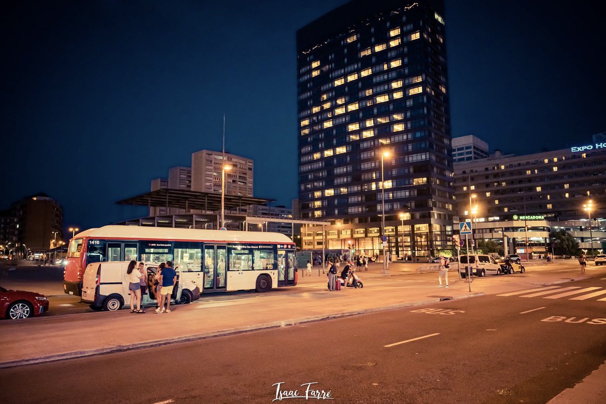 isaacfotografia's tweet photo. Barcelona, la ciudad que nunca duerme.
Barcelona, la ciutat que mai no dorm.
Bartzelona, lorik egiten ez duen hiria.
#Barcelona #streetnight #streetnightphotography #sonyalpha #sonya7iv @SonyEspana @SonyAlpha @SonyAlphaU https://t.co/x90Ub8qxuj