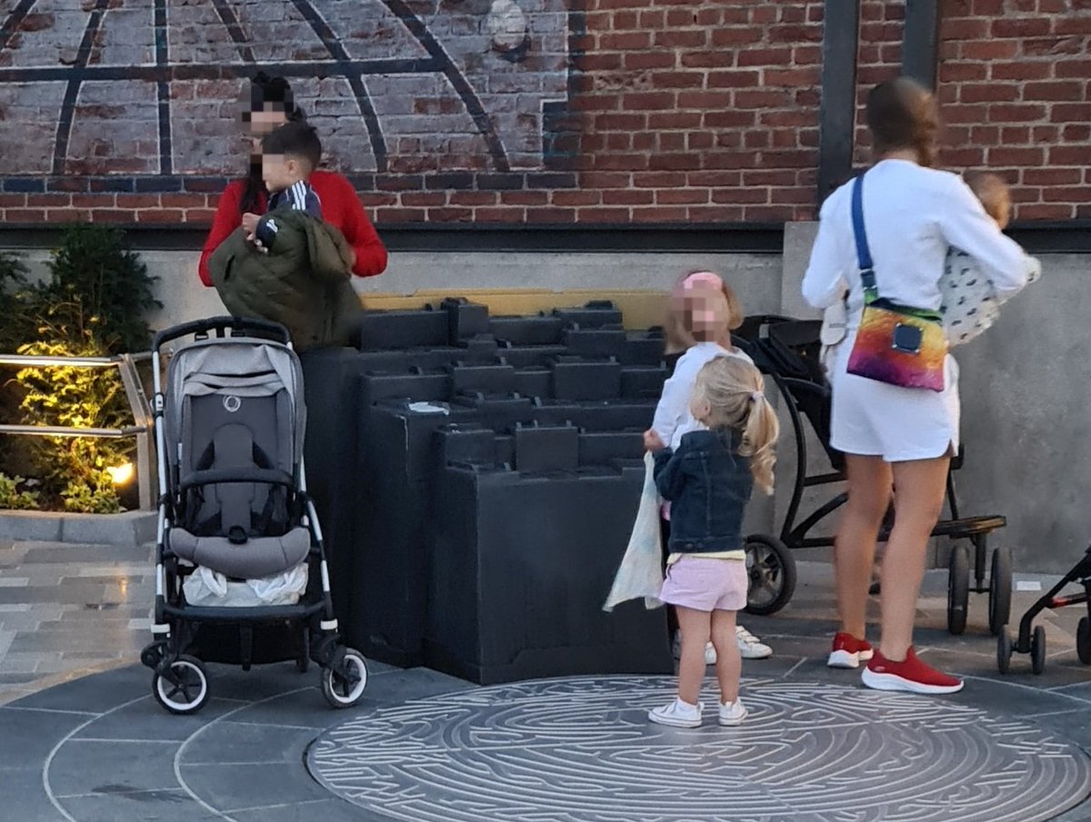 GossipLandParis's tweet photo. [ PUÉRICULTURE ] Un nouvel emplacement pour changer et nourrir vos enfants est disponible au pied du Quinjet 🍼👶 
... Bien plus pratique en attendant le prochain spectacle de Thor et Loki https://t.co/g11C5Batjq