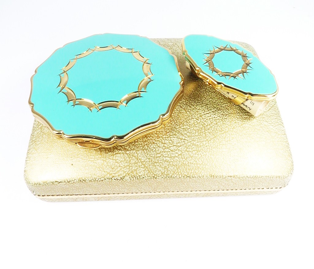 Vintagecompacts's tweet photo. https://t.co/zMqatYhP0s #somethingbluegift #wedding #giftsforher #Gifts #Vintage #vintagecompacts #compact #1970s @Vintagecompacts https://t.co/VCmNqHJ8iu