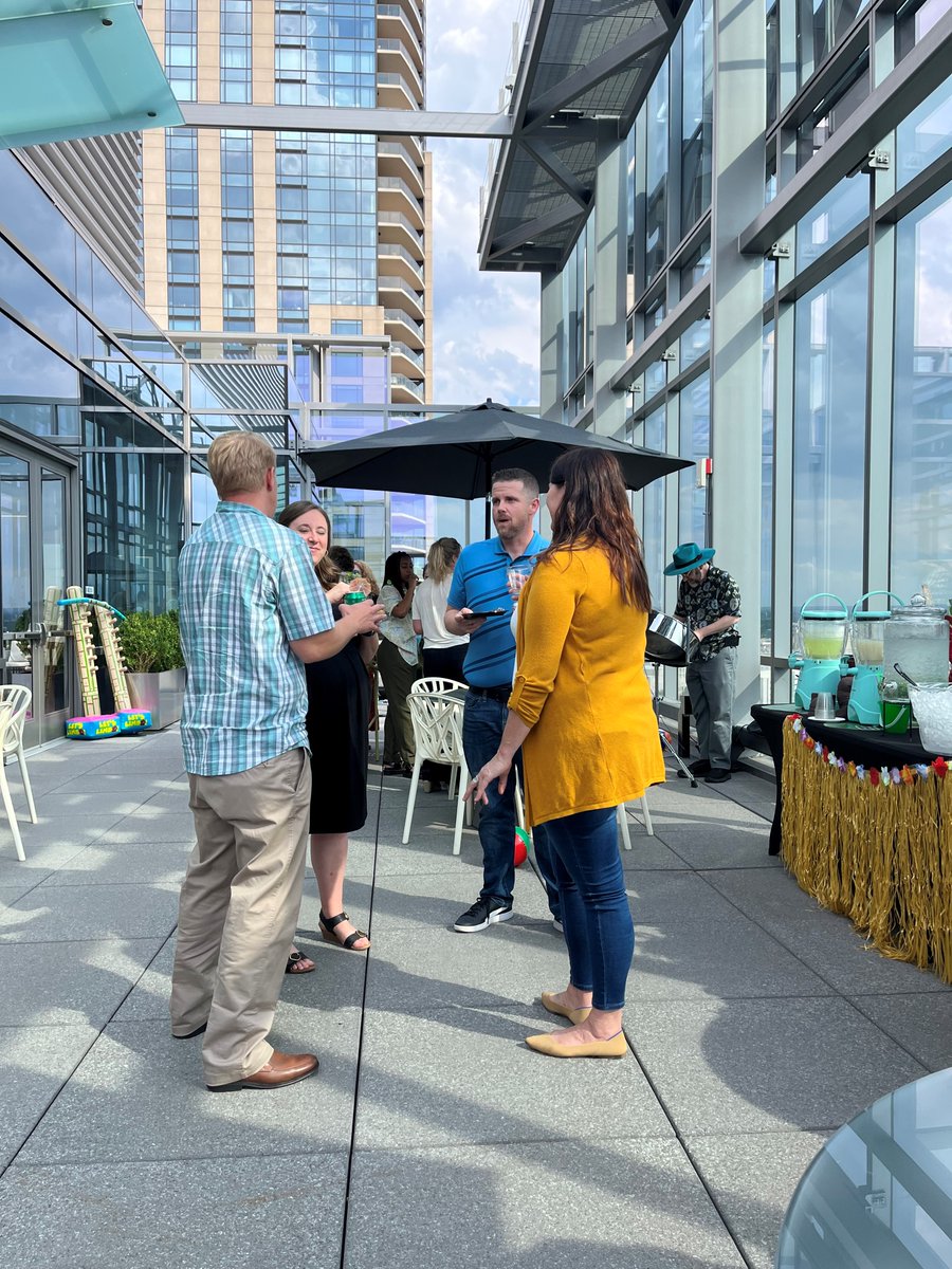 Polsinelli's tweet photo. Our Denver office said goodbye to their summer associates with one final happy hour. Staff enjoyed delicious food, frozen drinks and entertainment provided by attorney Bennet Cohen and his steel drum.
#summerassociates #summerassociateprogram #polsinellidenver https://t.co/pWVwLfbQfY