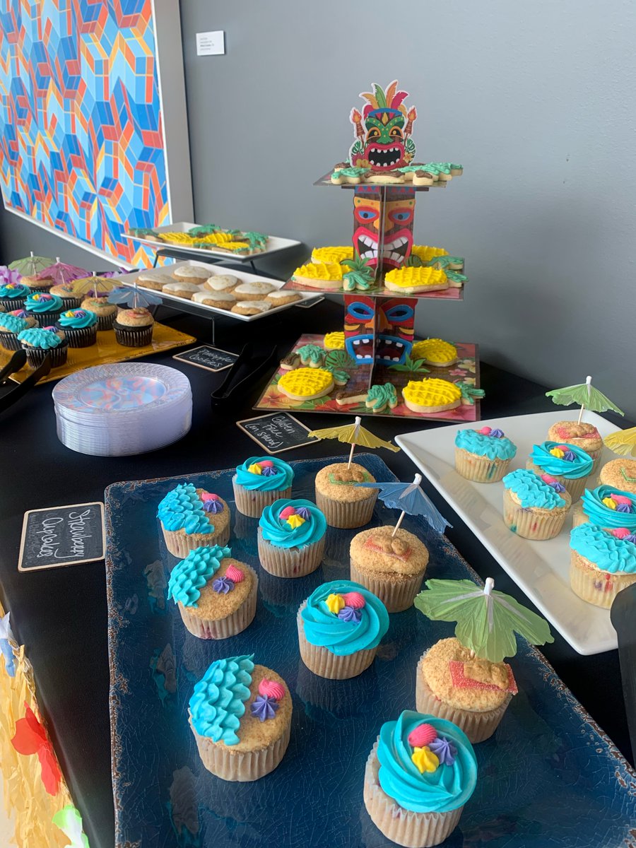 Polsinelli's tweet photo. Our Denver office said goodbye to their summer associates with one final happy hour. Staff enjoyed delicious food, frozen drinks and entertainment provided by attorney Bennet Cohen and his steel drum.
#summerassociates #summerassociateprogram #polsinellidenver https://t.co/pWVwLfbQfY