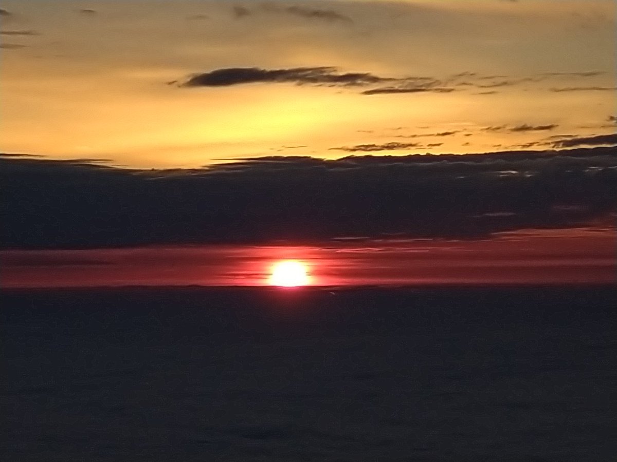 おはよう御座います！ 本日も雲の間からですが、美しいご来光が拝めました！ 風は微風！ 咲耶姫のご機嫌麗しく登山日和！ さぁ〜明日は富士登山駅伝です！