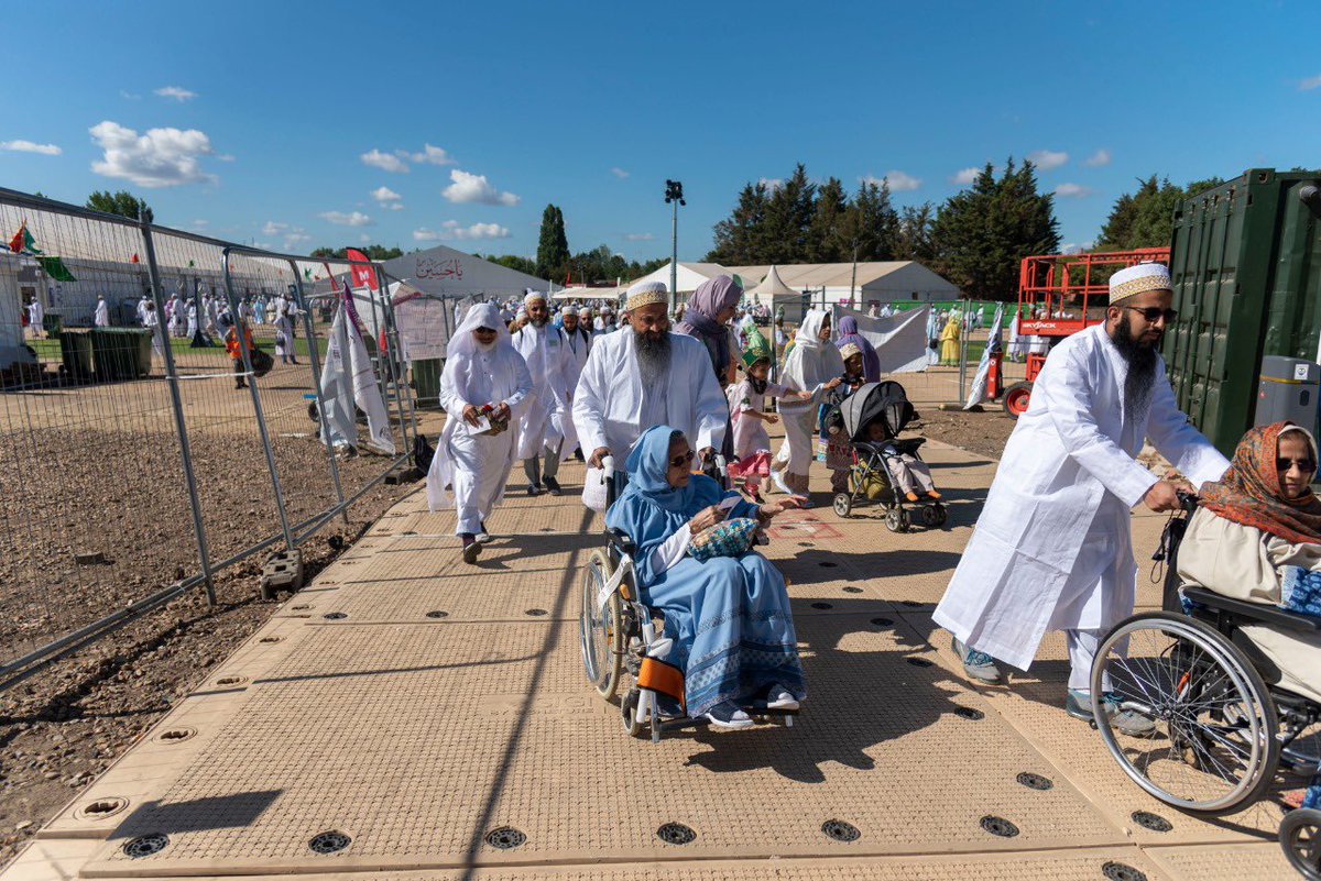Dawoodi_Bohras's tweet photo. Utmost care is given and special arrangements are made for the elderly #DawoodiBohra members to ensure they are able to attend the #AsharaMubaraka event and join His Holiness Syedna Mufaddal Saifuddin’s sermons without much hassle. https://t.co/gLQdRvwRIJ