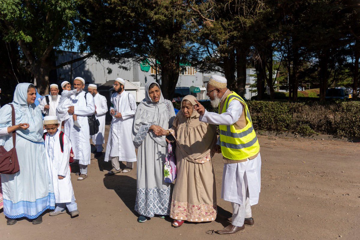 Dawoodi_Bohras's tweet photo. Utmost care is given and special arrangements are made for the elderly #DawoodiBohra members to ensure they are able to attend the #AsharaMubaraka event and join His Holiness Syedna Mufaddal Saifuddin’s sermons without much hassle. https://t.co/gLQdRvwRIJ