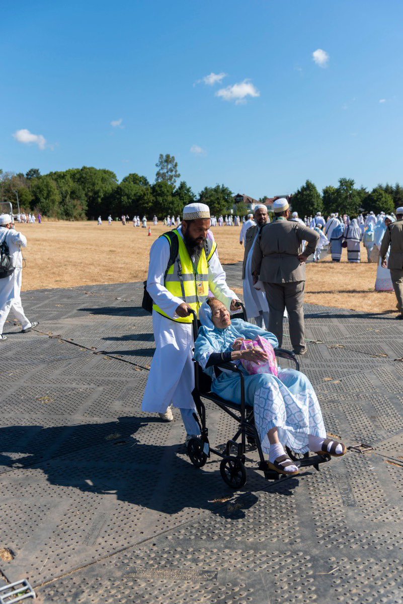 Dawoodi_Bohras's tweet photo. Utmost care is given and special arrangements are made for the elderly #DawoodiBohra members to ensure they are able to attend the #AsharaMubaraka event and join His Holiness Syedna Mufaddal Saifuddin’s sermons without much hassle. https://t.co/gLQdRvwRIJ