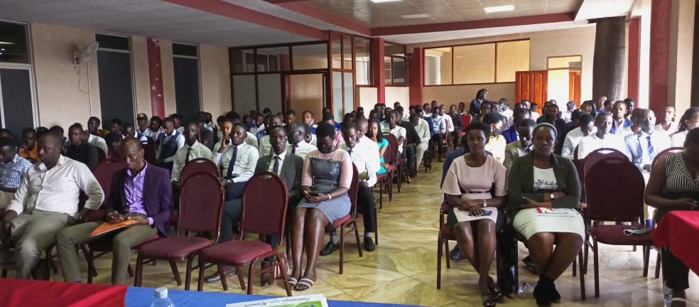 Katolaban3's tweet image. Today I was invited by the leadership of @Makerere  Kazo -kiruhura students association(MUKKASTA) to give my views on the role of youth in the social -economic dev't of our country .I appreciated the association for being the  most organized group at @Makerere