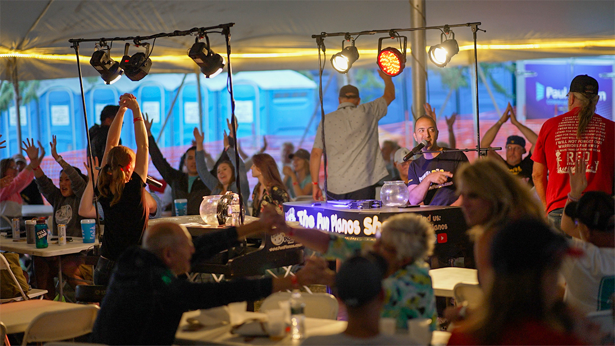 BJIDragonBoat's tweet photo. 🤚 Hands up for some FREE entertainment tonight in the Dragon's Den! Join us for the Fun Pianos - Traveling Dueling Pianos show starting tonight at 8:30pm after the Parade of Teams and Sprint Cup race!

#bjidragonboat #paddlesup #duelingpianos #dragonsden #dragonboatfestival https://t.co/cTAozKGjEU