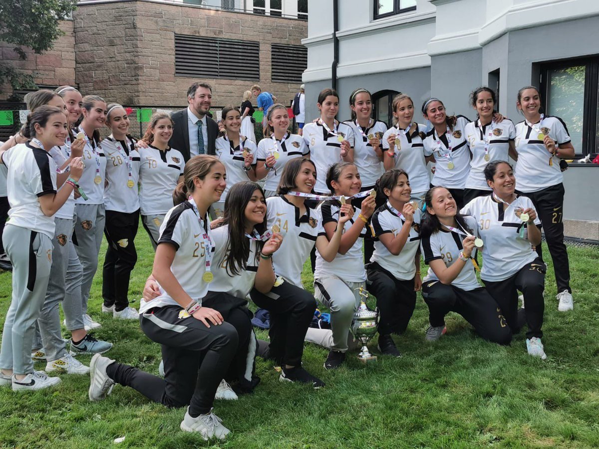 SRE_mx's tweet photo. 📸 La @SRE_mx extiende una felicitación a la delegación mexicana femenil, categoría 17 años, que resultó campeona en la @NorwayCupOslo, el torneo juvenil de futbol más grande del 🌍. Aquí las integrantes del equipo «Femelite», del Estado de México. #OrgulloMexicano

🇲🇽🤝🇳🇴 https://t.co/gA1k0tkxhZ