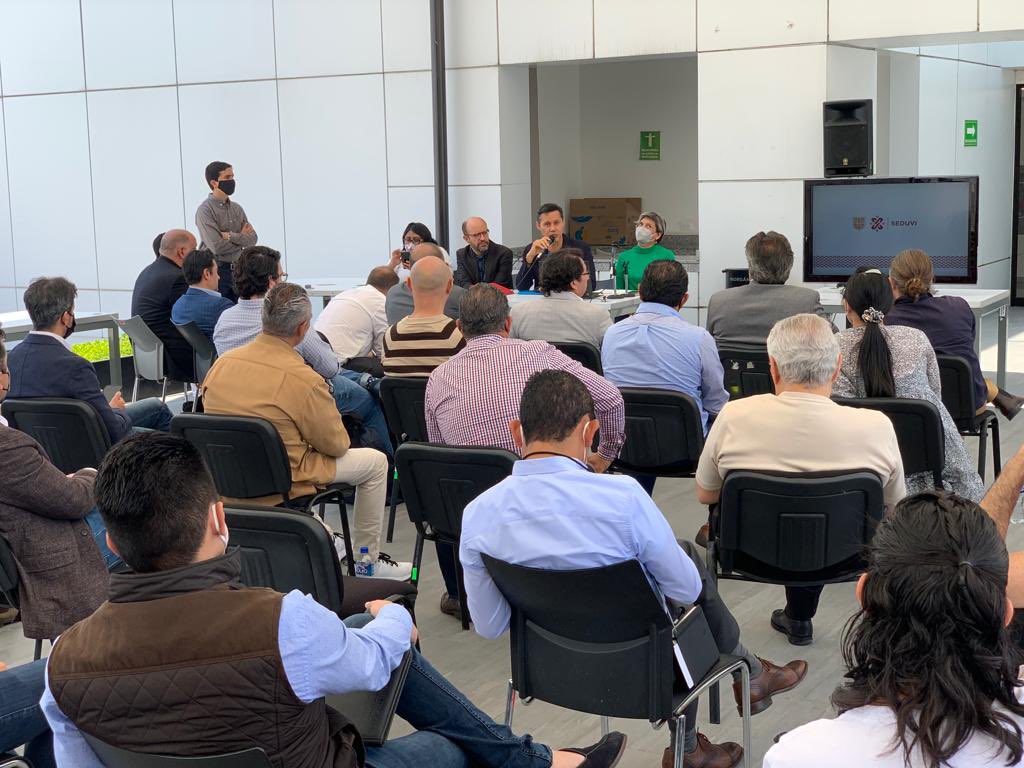 Carlos_UlloaP's tweet photo. Con el equipo de @seduviCDMX presentamos el Plan Maestro de la Zona Rosa a empresarios, comerciantes y desarrolladores interesados en este proyecto de reactivación económica y de regeneración con visión social, incluyente y de preservación del patrimonio cultural.
@Claudiashein https://t.co/9LiDNwGWYS