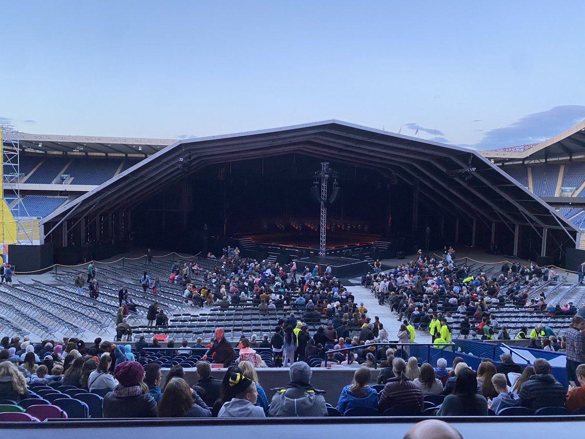 croxburgh's tweet image. Opening event ⁦@edintfest⁩ #MACRO starting soon ! Can’t wait 🙌💖