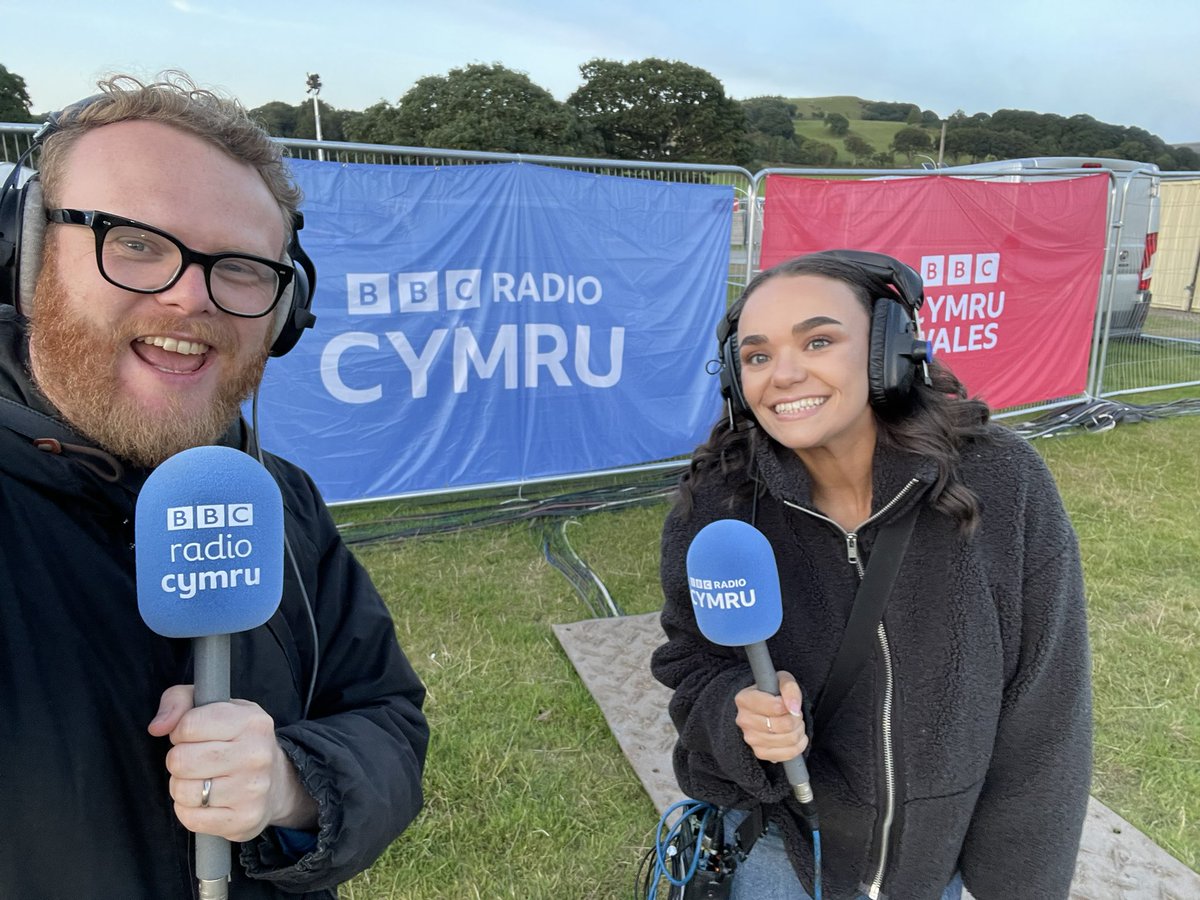 Huw Stephens (@huwstephens) on Twitter photo Croeso i <a href="/BBCRadioCymru/">Radio Cymru</a> o’r Eisteddfod yn fyw gyda <a href="/lauuolivia/">L A U R E N</a> a fi! Miwsig byw drwy’r nos o Dregaron! Croeso i <a href="/BBCRadioCymru/">Radio Cymru</a> o’r Eisteddfod yn fyw gyda <a href="/lauuolivia/">L A U R E N</a> a fi! Miwsig byw drwy’r nos o Dregaron!
