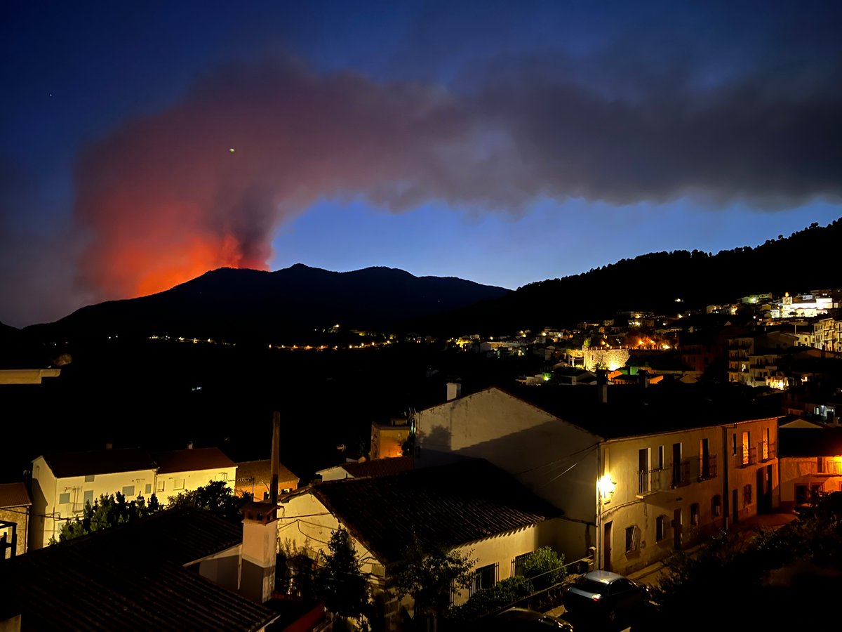 11Andreeaa's tweet photo. Desde Pedro Bernardo 22:15 #IFSantaCruzDelValle 
Un año más, los incendios se apagan en invierno!! https://t.co/S6cqz3kI7e