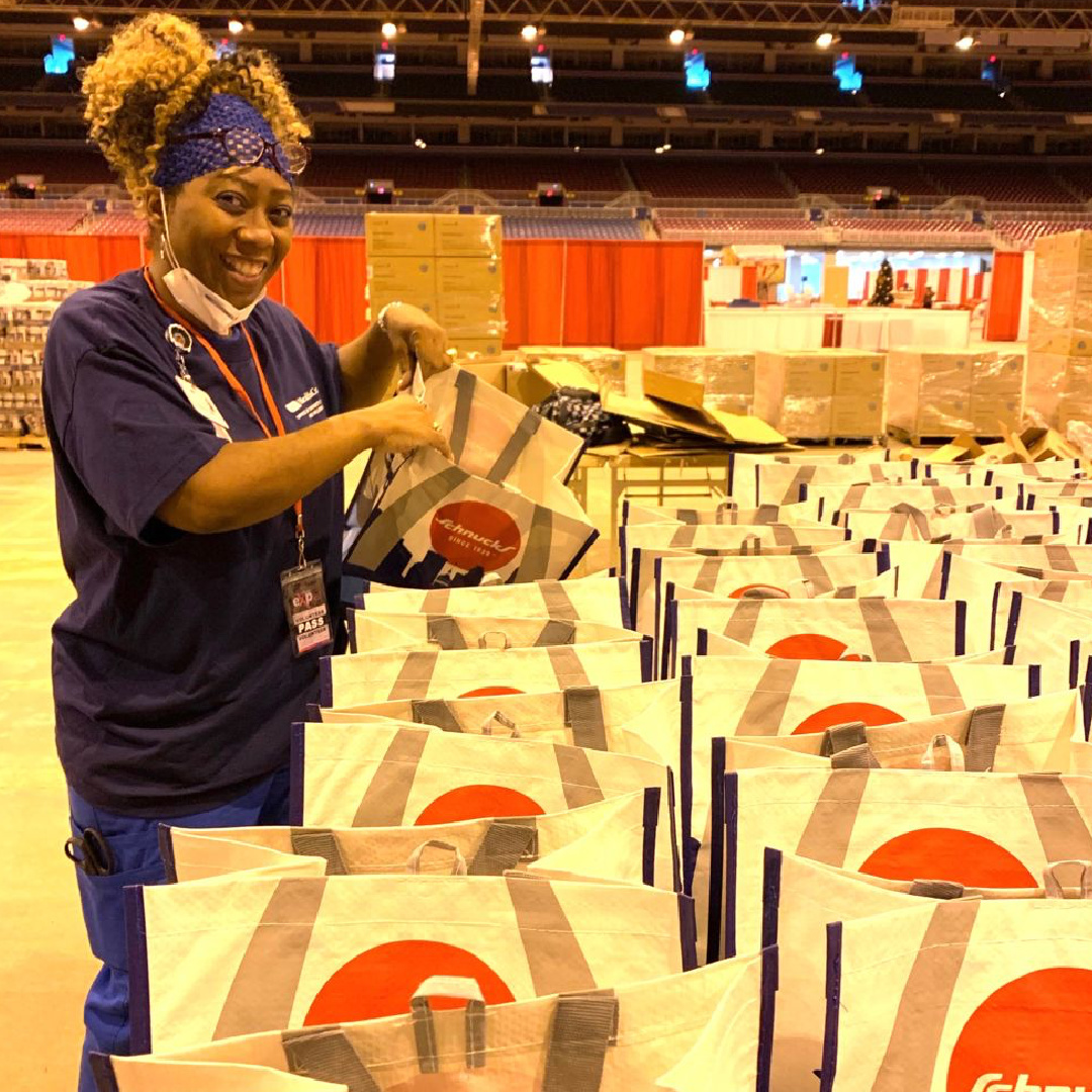 BJCCareers's tweet photo. We have the best volunteers and talent strategy team! 💙💚

Our volunteers are packing food boxes for community members for the Urban Expo!

Some of our talent advisors are on-the-spot #hiring at the @ulstl Urban Expo Career &amp; Job Fair until 5 p.m. this evening.

#ThisIsBJC #stl https://t.co/pSft0R1Mbn