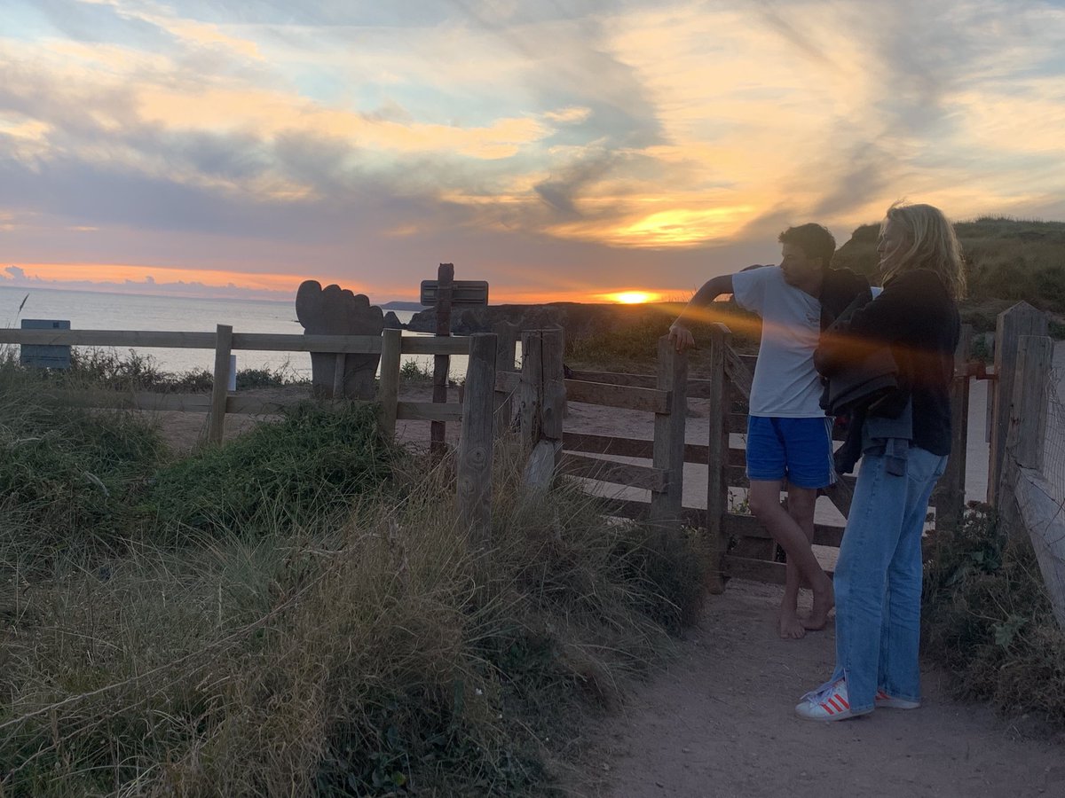 BoyleAlistair's tweet photo. Lovely evening in Thurlestone-Have a good weekend - strongest jobs report ever didn’t really rock the market as you may have thought? Sure 10y back at 2.87% but it feels the market will wait for confirmation that we are out the woods … #nutstuff https://t.co/MibPLS2iSx
